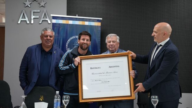 Messi recibel el doctorado honoris causa de la UBA. X: @UBAonline