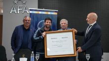 Messi recibel el doctorado honoris causa de la UBA. X: @UBAonline