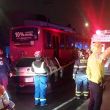 El percance ocurrió anoche sobre la calle Arneses, a la altura de la Calzada Taxqueña, cuando un automóvil particular gris se impactó contra un camión de transporte público morado (Foto: @MrElDiablo8) El percance ocurrió anoche sobre la calle Arneses, a la altura de la Calzada Taxqueña, cuando un automóvil particular gris se impactó contra un camión de transporte público morado (Foto: @MrElDiablo8)