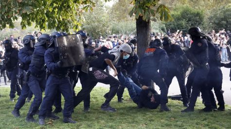 El desarrollo de las marchas se vio marcado por la confirmación de la primera imputación judicial contra un agente de policía desde el inicio de las protestas
