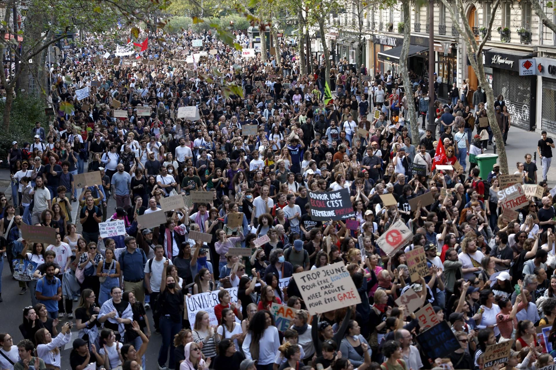 Entre 256 mil y 450 mil manifestantes tomaron las calles de París y principales ciudades contra el borrador presupuestario de 2027