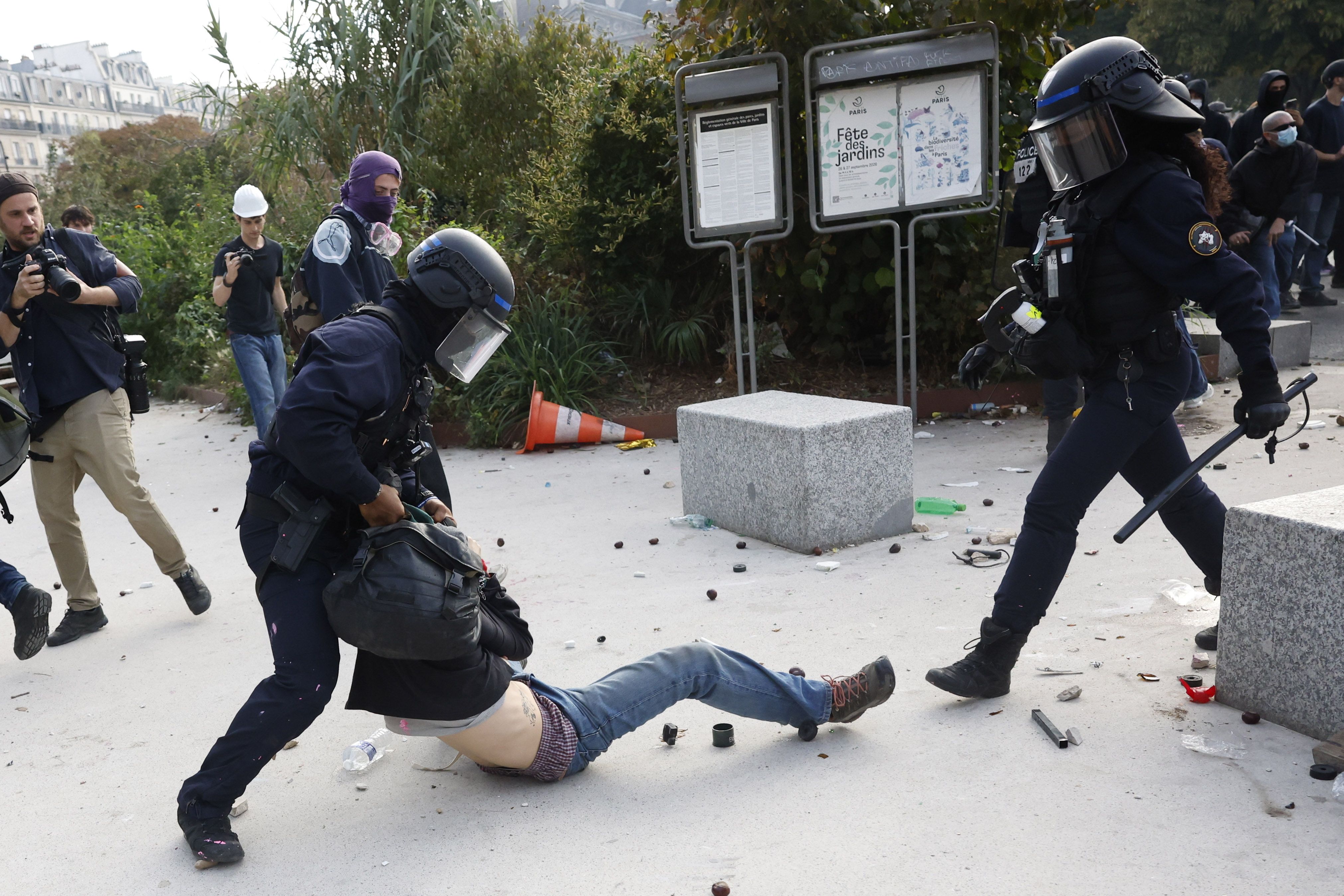El desarrollo de las marchas se vio marcado por la confirmación de la primera imputación judicial contra un agente de policía desde el inicio de las protestas