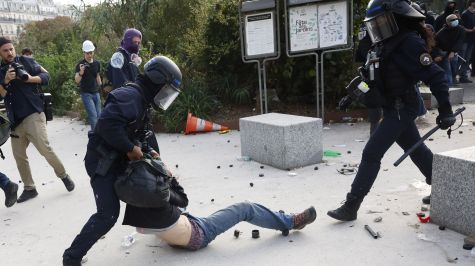 El desarrollo de las marchas se vio marcado por la confirmación de la primera imputación judicial contra un agente de policía desde el inicio de las protestas