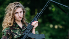 De acuerdo con la dependencia, los responsables crean perfiles falsos utilizando fotografías, nombres, rangos, uniformes e información aparentemente relacionada con las fuerzas armadas para generar confianza. (Foto: Especial)