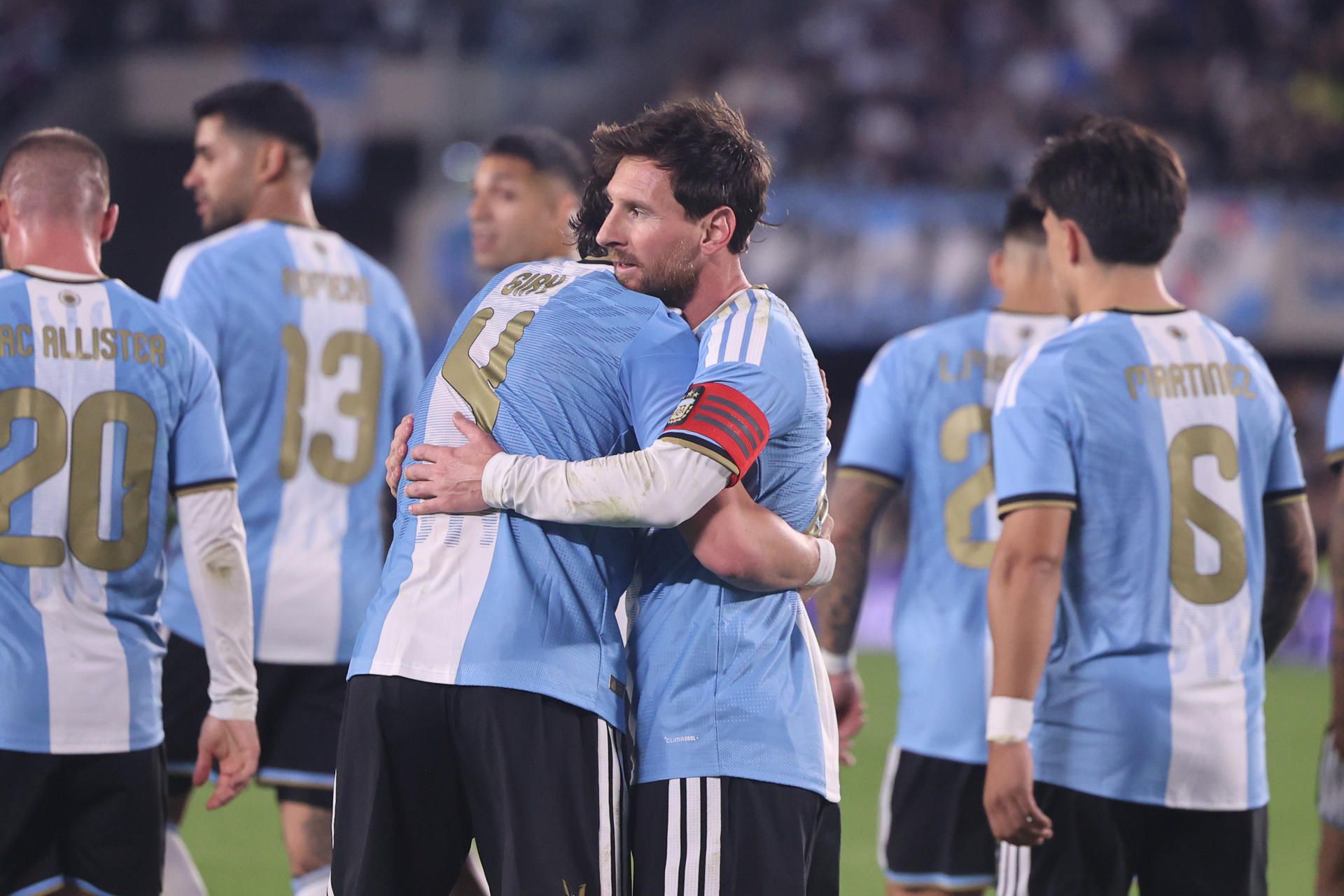 Compañeros de Messi celebran junto a él su gol ante Benín