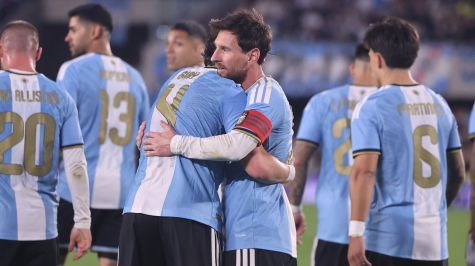 Compañeros de Messi celebran junto a él su gol ante Benín