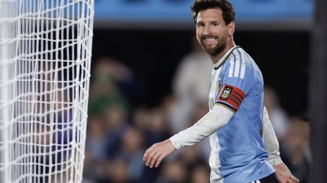 Messi sonríe antes de cobrar la pena máxima