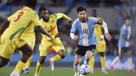 Quitándose rivales como de costumbre... Messi ante Benín