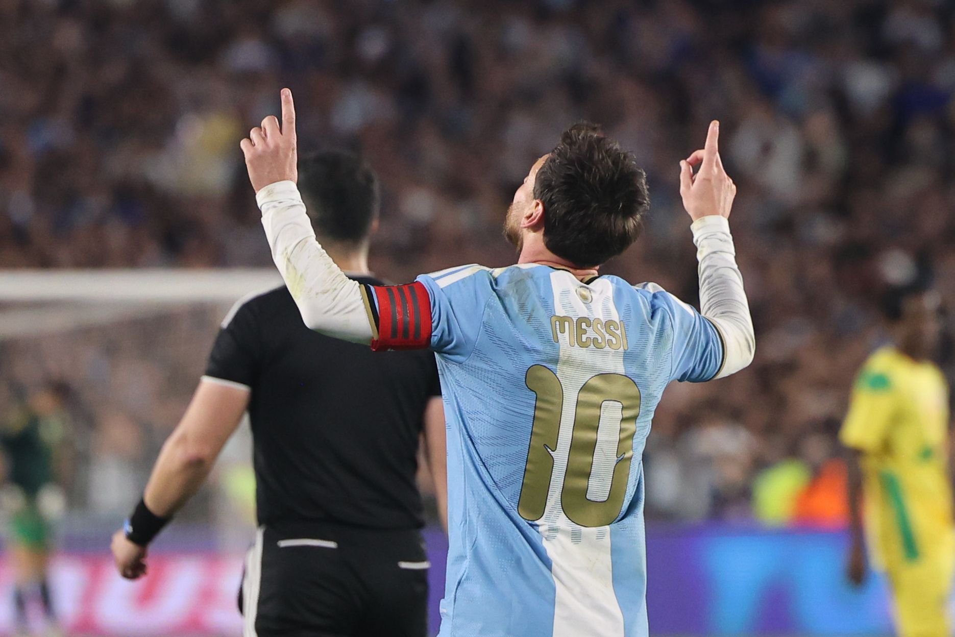 Lionel Messi festeja su último gol con la Selección de Argentina tras anotar de penalti el 3-0 ante Benín 
