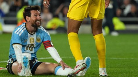La sonrisa de Lio tras ser tumbado por una falta