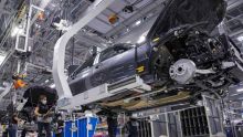 El resultado implicó 53 mil 786 vehículos menos fabricados frente a septiembre de 2025, cuando se produjeron 355 mil 589 coches (Foto: EFE)