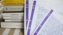 Carta y libros del escritor australiano Gerald Murnane, fotografiados para EFE en una entrevista en marzo de 2026 con el autor, cuyos libros de origen íntimo y doméstico han conquistado a lectores de todo el mundo. EFE/Edurne Morillo
