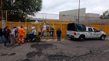 El estudiante fue trasladado a la enfermería mientras policías permanecen afuera del plantel; alumnos encapuchados exigen atención a sus demandas. (Foto: SSC)