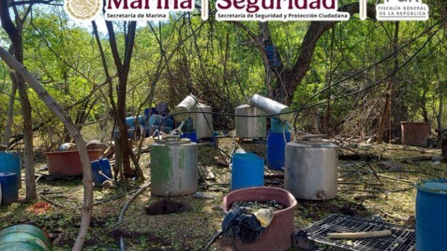Fuerzas federales localizaron e inhabilitaron un laboratorio clandestino utilizado para la elaboración de drogas sintéticas en el poblado Las Tinajas, municipio de Elota, Sinaloa. (Gabinete de Seguridad) Fuerzas federales localizaron e inhabilitaron un laboratorio clandestino utilizado para la elaboración de drogas sintéticas en el poblado Las Tinajas, municipio de Elota, Sinaloa. (Gabinete de Seguridad)