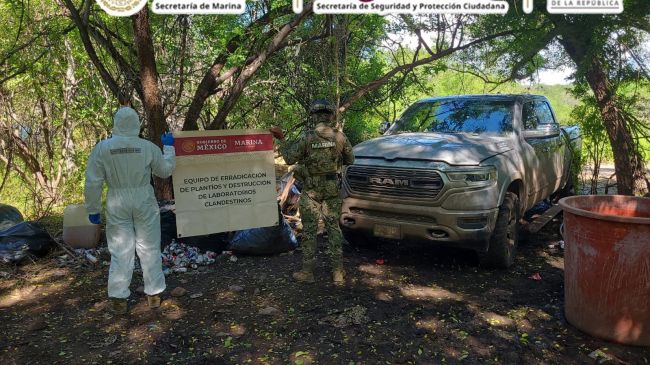 Fuerzas federales localizaron e inhabilitaron un laboratorio clandestino utilizado para la elaboración de drogas sintéticas en el poblado Las Tinajas, municipio de Elota, Sinaloa. (Gabinete de Seguridad) Fuerzas federales localizaron e inhabilitaron un laboratorio clandestino utilizado para la elaboración de drogas sintéticas en el poblado Las Tinajas, municipio de Elota, Sinaloa. (Gabinete de Seguridad)
