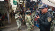 El IMPI realizó inspecciones simultáneas en cuatro establecimientos de la colonia Morelos, donde aseguró ropa y artículos deportivos presuntamente infractores. (Foto: Cuartoscuro)