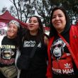 Seguidores del cantautor inglés Robbie Williams posan previo al primero de sus conciertos ayer miércoles, en el Palacio de los Deportes en Ciudad de México (México). EFE/ Mario Guzmán