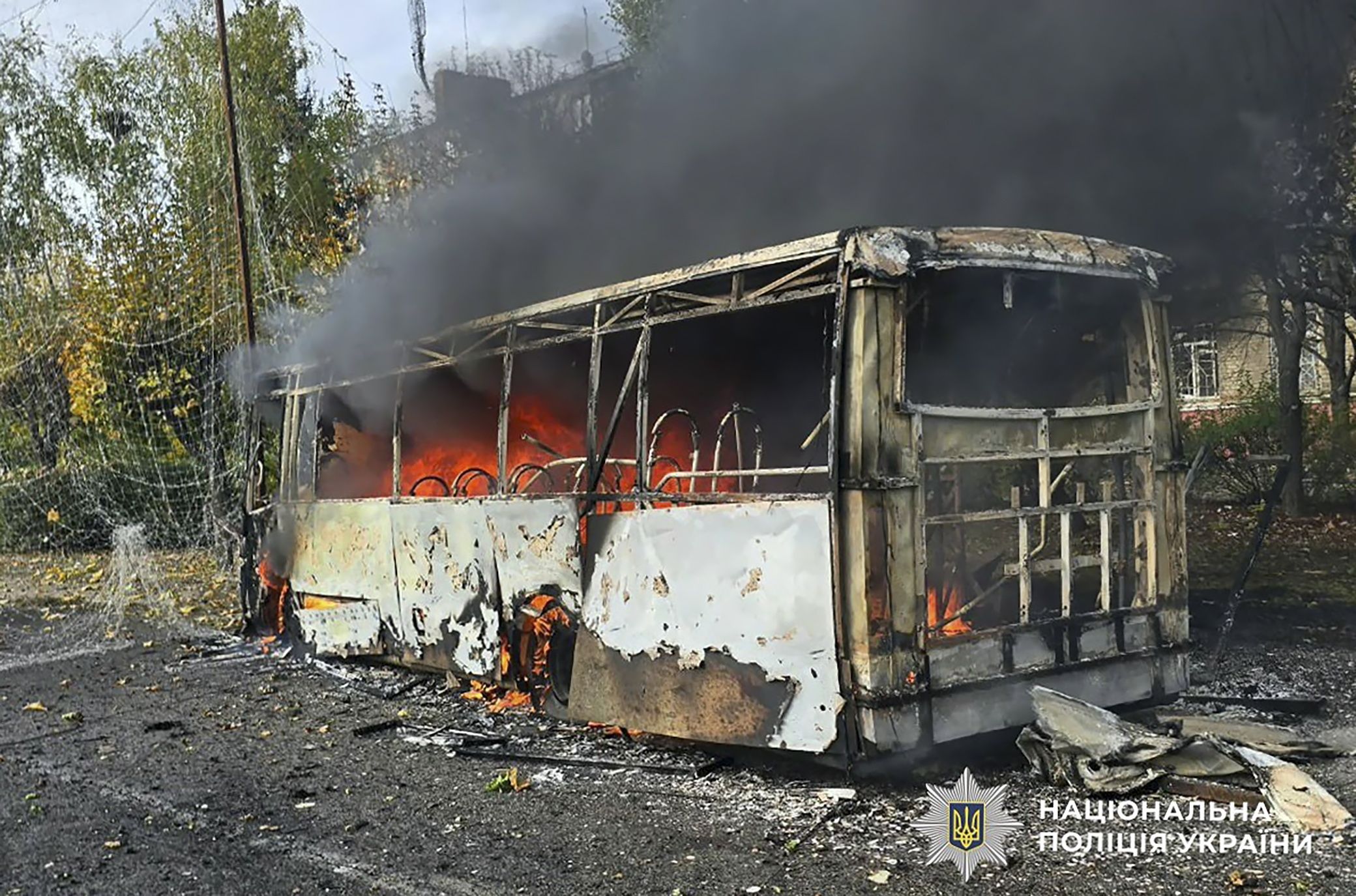 Una bomba aérea guiada rusa impactó directamente en una parada de autobuses llena de pasajeros en Kramatorsk