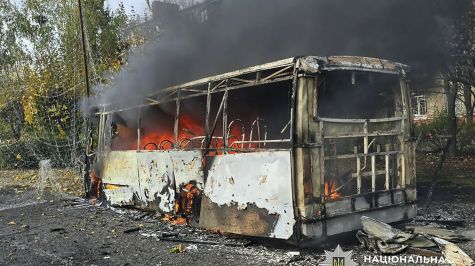 Una bomba aérea guiada rusa impactó directamente en una parada de autobuses llena de pasajeros en Kramatorsk