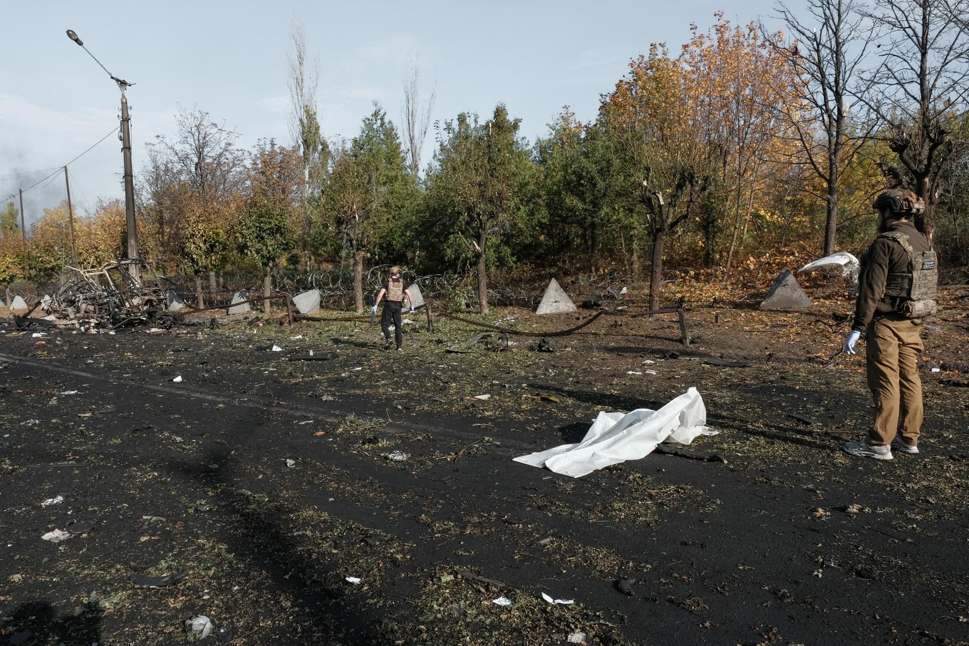  Las fuerzas rusas lanzaron un misil de crucero contra la ciudad de Priluki, en la región norteña de Cherníguiv, impactando de lleno contra un edificio residencial de varias plantas