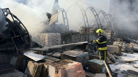 Las fuerzas rusas lanzaron un misil de crucero contra la ciudad de Priluki, en la región norteña de Cherníguiv, impactando de lleno contra un edificio residencial de varias plantas