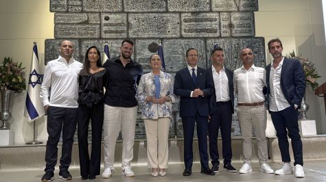 Israel premia a los pasajeros que redujeron al copiloto de Flydubai (Foto EFE) Israel premia a los pasajeros que redujeron al copiloto de Flydubai (Foto EFE)