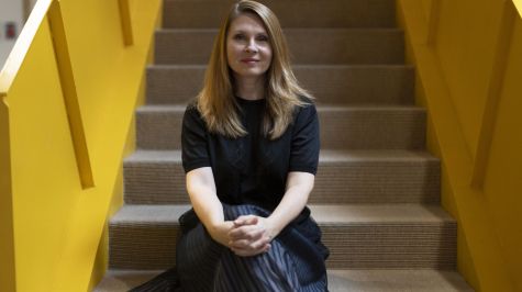 La escritora moldava Tatiana Țîbuleac tras la presentación en Barcelona (España) de su nueva obra, 'Cuando seas feliz, golpea tú primero'. EFE/Marta Pérez