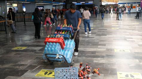 La medida busca retirar de pasillos y vestíbulos las estructuras conocidas como "latas" o cilindros comerciales, permitiendo devolver a las instalaciones su función prioritaria de movilidad (Foto: Cuartoscuro)