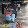 La medida busca retirar de pasillos y vestíbulos las estructuras conocidas como "latas" o cilindros comerciales, permitiendo devolver a las instalaciones su función prioritaria de movilidad (Foto: Cuartoscuro)