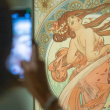 La muestra reúne cerca de 130 obras del artista checo y se complementa con una experiencia inmersiva dedicada al Art Nouveau; estará abierta del 9 de octubre de 2026 al 8 de febrero de 2027. (Foto: Cuartoscuro)