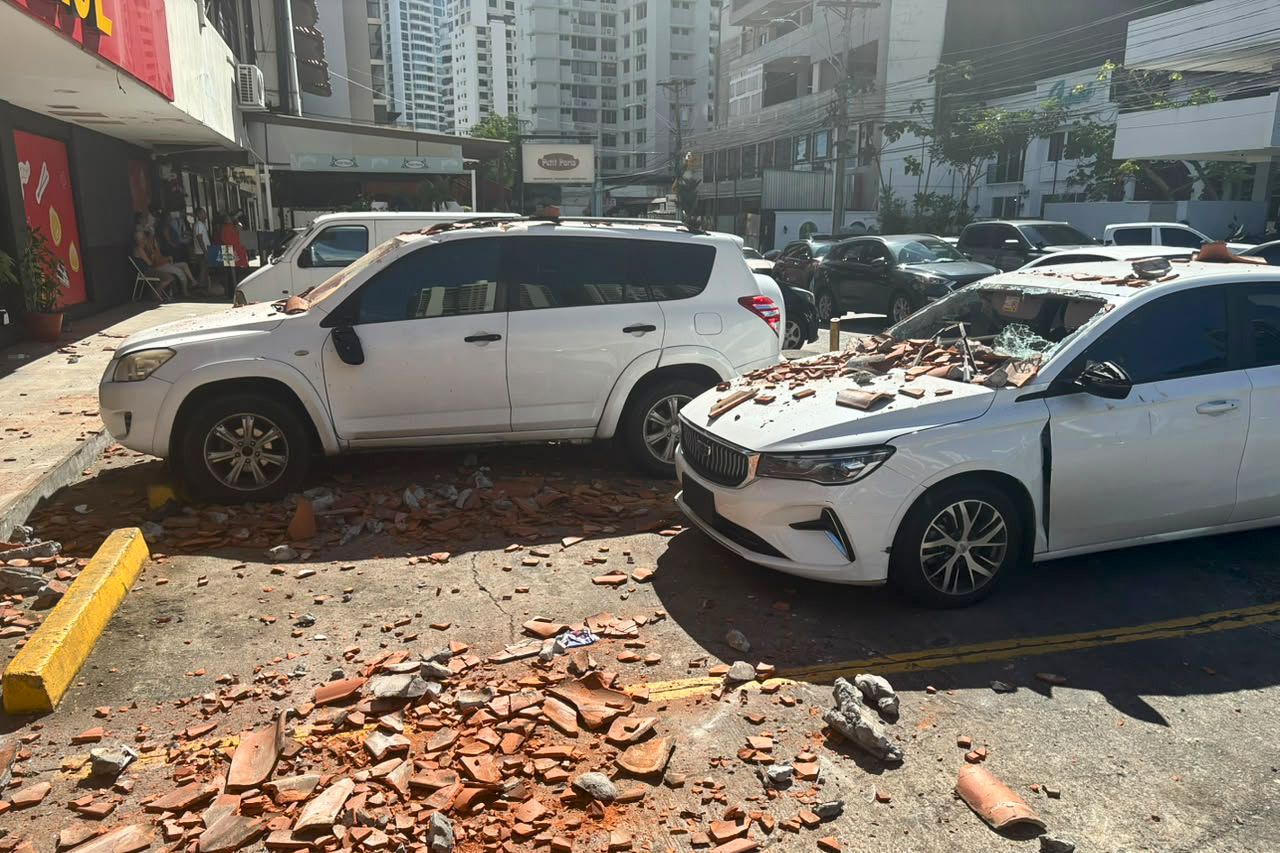 Vehículos resultaron afectados por los restos de un edificio tras el terremoto de magnitud 7.7 que sacudió el sureste de Panamá este viernes. La imagen fue tomada en la Ciudad de Panamá. (Créditos: EFE)