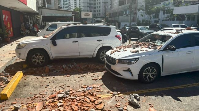 Vehículos resultaron afectados por los restos de un edificio tras el terremoto de magnitud 7.7 que sacudió el sureste de Panamá este viernes. La imagen fue tomada en la Ciudad de Panamá. (Créditos: EFE) Vehículos resultaron afectados por los restos de un edificio tras el terremoto de magnitud 7.7 que sacudió el sureste de Panamá este viernes. La imagen fue tomada en la Ciudad de Panamá. (Créditos: EFE)