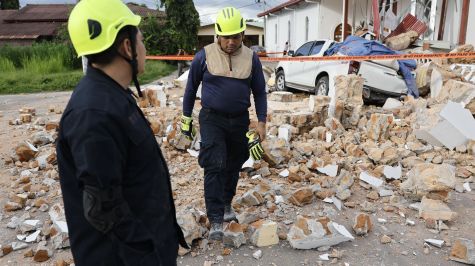 Socorristas inspeccionan una edificación afectada por el terremoto de magnitud 7.7 que sacudió el sureste de Panamá este viernes. La imagen fue tomada en Penonomé. (Créditos: EFE)
