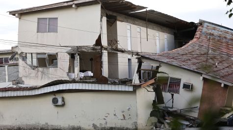 Una edificación presenta daños tras el terremoto de magnitud 7.7 que sacudió el sureste de Panamá este viernes. La imagen fue tomada en Penonomé, una de las localidades afectadas por el sismo. (Créditos: EFE)