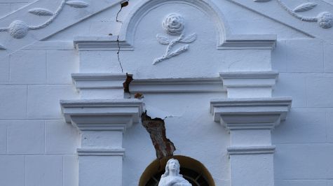 La Catedral San Juan Bautista presenta daños tras el terremoto de magnitud 7.7 que sacudió el sureste de Panamá este viernes. La imagen fue tomada en Penonomé, donde el sismo causó afectaciones en edificios y carreteras. (Créditos: EFE)