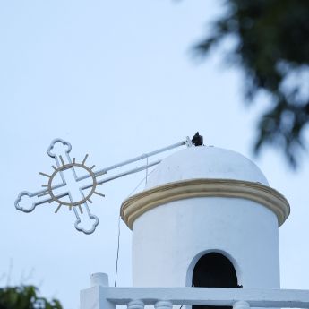 La Catedral San Juan Bautista presenta daños tras el terremoto de magnitud 7.7 que sacudió el sureste de Panamá este viernes. La imagen fue tomada en Penonomé, donde el sismo causó afectaciones en edificios y carreteras. (Créditos: EFE)