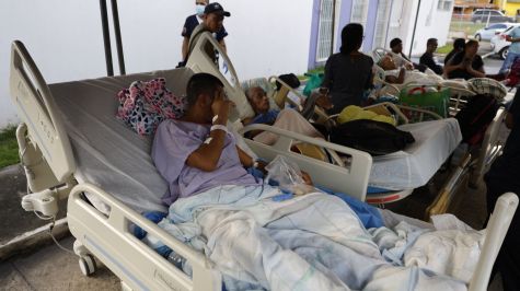 Pacientes reciben atención médica en el Hospital Aquilino Tejeira tras el terremoto de magnitud 7.7 que sacudió el sureste de Panamá y causó daños en edificios y carreteras. La imagen fue tomada este viernes en Penonomé (Panamá). (Créditos: EFE/Bienvenido Velasco)