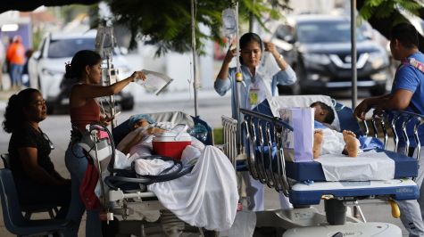 Pacientes reciben atención médica en el Hospital Aquilino Tejeira tras el terremoto de magnitud 7.7 que sacudió el sureste de Panamá y causó daños en edificios y carreteras. La imagen fue tomada este viernes en Penonomé (Panamá). (Créditos: EFE/Bienvenido Velasco)