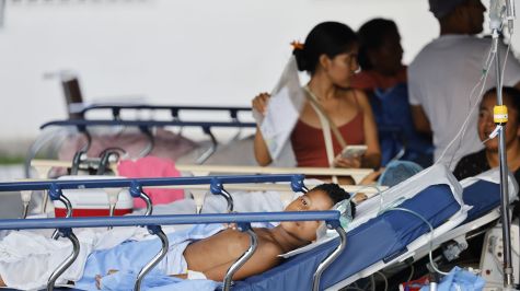 Un paciente recibe atención médica en el Hospital Aquilino Tejeira tras el terremoto de magnitud 7.7 que sacudió el sureste de Panamá y causó daños en edificios y carreteras. La imagen fue tomada este viernes en Penonomé (Panamá). (Créditos: EFE/Bienvenido Velasco)