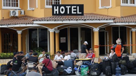Turistas esperan frente a un hotel tras el terremoto de magnitud 7.7 que sacudió el sureste de Panamá y causó daños en edificios y carreteras cercanas a Tonosí, localidad donde se ubicó el epicentro. La imagen fue tomada este viernes en Penonomé (Panamá). (Créditos: EFE)