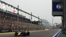 Verstappen reina bajo la lluvia en Singapur (Foto EFE)