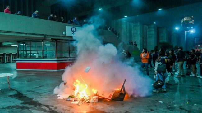 Los enfrentamientos dejaron daños considerables en la explanada de la alcaldía Cuauhtémoc. (Foto: Cuartoscuro) Los enfrentamientos dejaron daños considerables en la explanada de la alcaldía Cuauhtémoc. (Foto: Cuartoscuro)