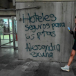 Las manifestantes acudieron para exigir una reunión con Alessandra Rojo de la Vega tras una agresión ocurrida afuera del hotel Maga. (Foto: Cuartoscuro) Las manifestantes acudieron para exigir una reunión con Alessandra Rojo de la Vega tras una agresión ocurrida afuera del hotel Maga. (Foto: Cuartoscuro)