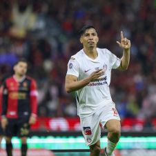 Chivas rescata dramático empate 1-1 ante Atlas en el Clásico Tapatío
