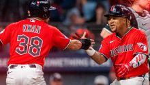José Ramírez (der.) rompe el empate con cuadrangular decisivo (Foto @CleGuardians)
