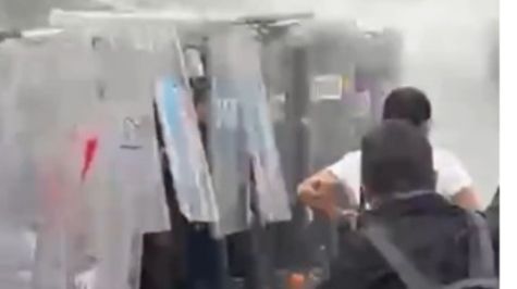 La protesta, a la que asistieron al menos unas 10 mil personas de todas las edades, fue reprimida por agentes antimotines al llegar a Casa Jalisco, la residencia del gobernador Pablo Lemus, que fue protegida con vallas para disminuir el acceso a la calle (Foto: Especial) La protesta, a la que asistieron al menos unas 10 mil personas de todas las edades, fue reprimida por agentes antimotines al llegar a Casa Jalisco, la residencia del gobernador Pablo Lemus, que fue protegida con vallas para disminuir el acceso a la calle (Foto: Especial)