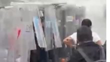 La protesta, a la que asistieron al menos unas 10 mil personas de todas las edades, fue reprimida por agentes antimotines al llegar a Casa Jalisco, la residencia del gobernador Pablo Lemus, que fue protegida con vallas para disminuir el acceso a la calle (Foto: Especial)