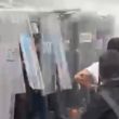 La protesta, a la que asistieron al menos unas 10 mil personas de todas las edades, fue reprimida por agentes antimotines al llegar a Casa Jalisco, la residencia del gobernador Pablo Lemus, que fue protegida con vallas para disminuir el acceso a la calle (Foto: Especial)