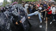Manifestantes y policías se enfrentaron el domingo 11 de octubre en calles de Guadalajara, Jalisco (Foto EFE)