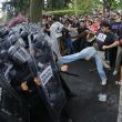 Manifestantes y policías se enfrentaron el domingo 11 de octubre en calles de Guadalajara, Jalisco (Foto EFE)